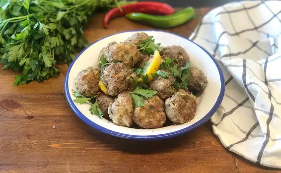 קציצות בקר בתפוחים ושקדים